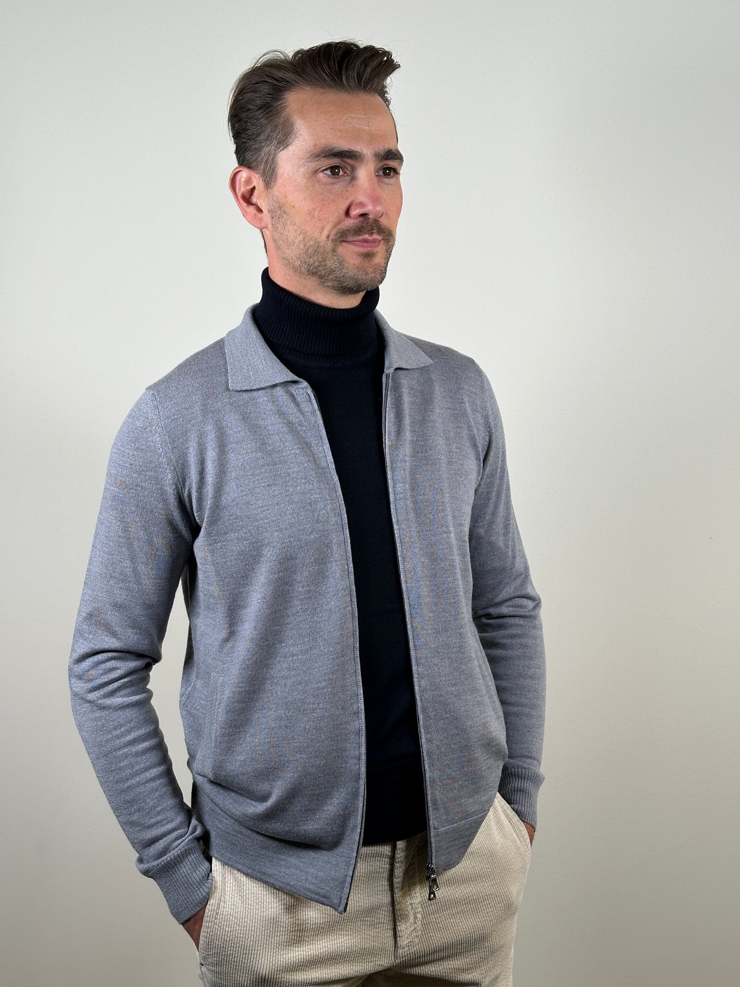 
                  
                    FERRANTE - New Wool Polo Zip Cardigan Grey Truien Ferrante 
                  
                