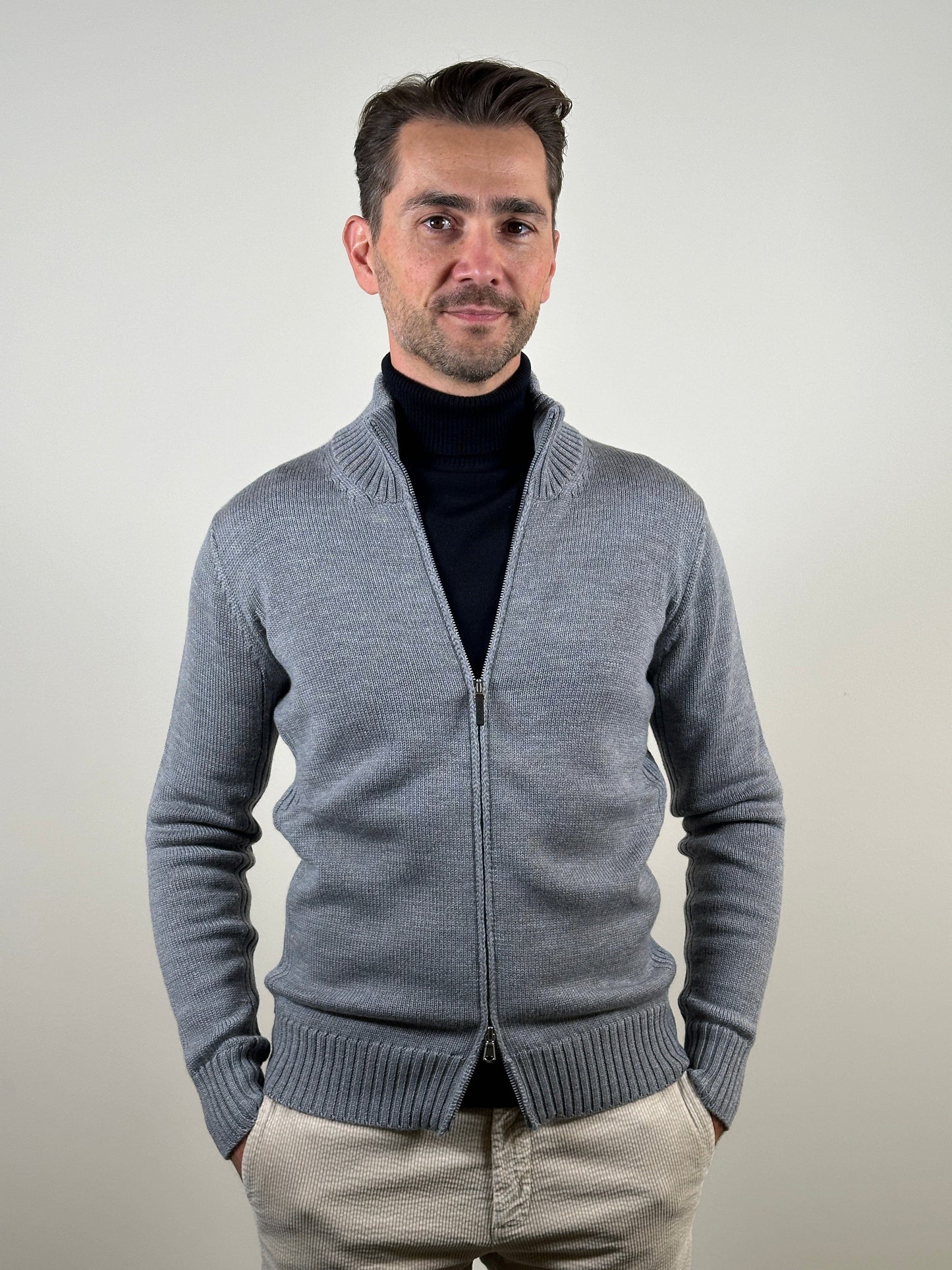 
                  
                    KANGRA - Grijze Wol Zip Cardigan Truien Kangra 
                  
                